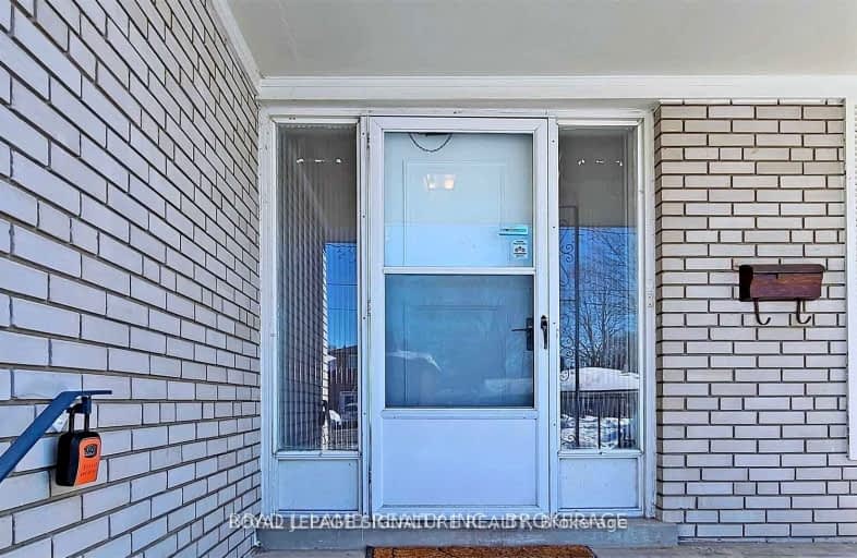 Upper-17 Baroness Crescent, Toronto | Image 1